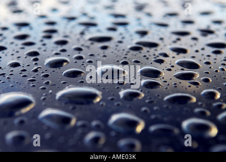 Sfondo astratto di gocce di acqua su un blu superficie di metallo Foto Stock