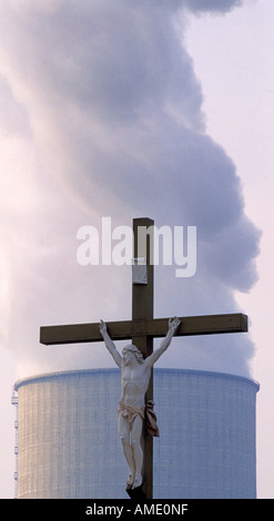 Crocifissione nella parte anteriore di un impianto ad energia nucleare sul Fiume Garonne a Agen, Francia Foto Stock