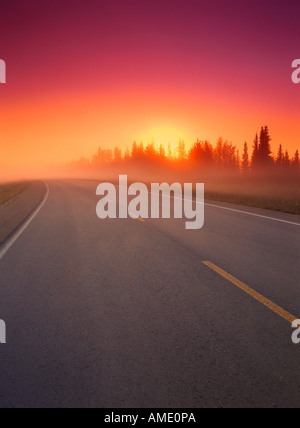 Tramonto su strada Autostrada 1, vicino a Enterprise Northwest Territories, Canada Foto Stock