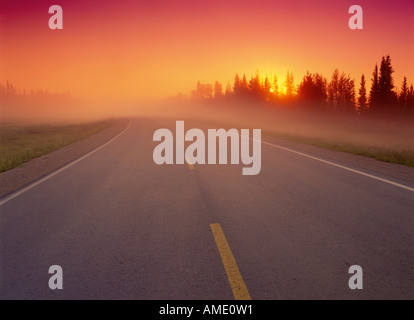 L'autostrada #1 all'alba vicino a Enterprise Northwest Territories, Canada Foto Stock