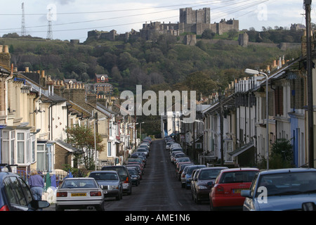Una strada di alloggiamento a schiera vicino a Folkstone Road, Dover, dominato dal castello di Dover, Kent REGNO UNITO. 2003. Foto Stock