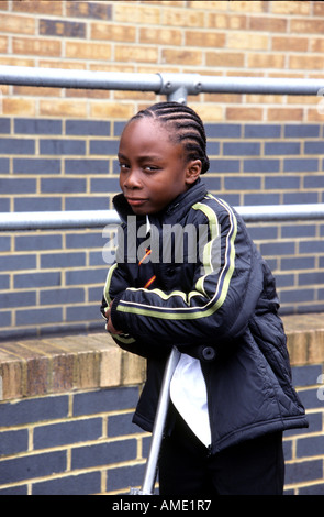 Naughty schoolboy in un schoolyard. Foto Stock