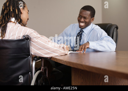 Due imprenditori parlano in un ufficio. Foto Stock