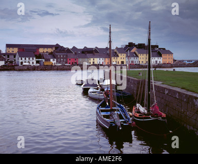 "Galway prostitute' (tradizionali barche da pesca) ormeggio in banchina claddagh, Galway, nella contea di Galway, Eire (Irlanda). Foto Stock