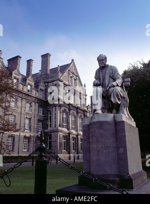 George statua di salmone & laureati memorial sculpture edificio dalla libreria square, il Trinity College di Dublino, Eire (Irlanda). Foto Stock