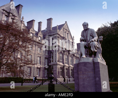 George statua di salmone & laureati memorial sculpture edificio dalla libreria square, il Trinity College di Dublino, Eire (Irlanda). Foto Stock