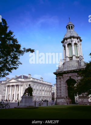 Il campanile, con la cappella al di là, da libreria square, Trinity college university, Dublino, Eire (Irlanda). Foto Stock