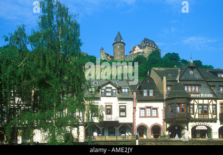 Castello Stahleck che abita un ostello per la gioventù di oggi che sovrasta Bacharach nella valle del fiume Reno in Germania Foto Stock