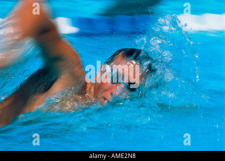 In primo piano della velocità maschio nuotatore Ft. Lauderdale, Florida, Stati Uniti d'America Foto Stock