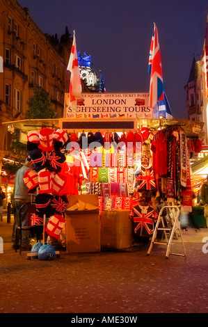 Bancarella vendendo souvenir turistici Leicester Square Londra Foto Stock