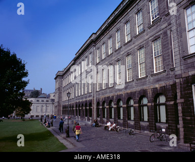 Il vecchio edificio della biblioteca dal compagno di piazza del Trinity College di Dublino, Eire (Irlanda). Foto Stock