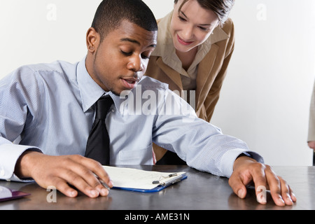 Colleghi di lavoro discutendo in ufficio. Foto Stock