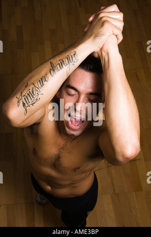 Uomo gioioso visto da sopra Foto Stock
