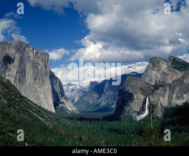 Parco Nazionale di Yosemite in California che mostra una vista panoramica della Valle con El Capitan sulla sinistra Foto Stock