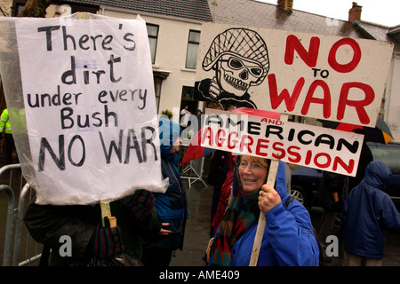 Cartelli in corrispondenza di un anti guerra in Iraq protesta a Swansea nel Galles del Sud Foto Stock