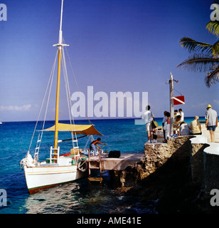 Skin Divers prepararsi a bordo di una barca a Isola di Cozumel fuori della penisola dello Yucatan del Messico per alcuni reef immersioni subacquee Foto Stock