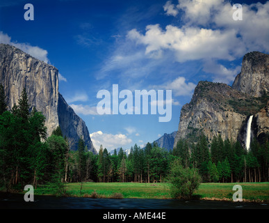 Parco Nazionale di Yosemite in California che mostra Bridal Veil Falls e El Capitan Rock monolito di granito dal fondovalle Foto Stock