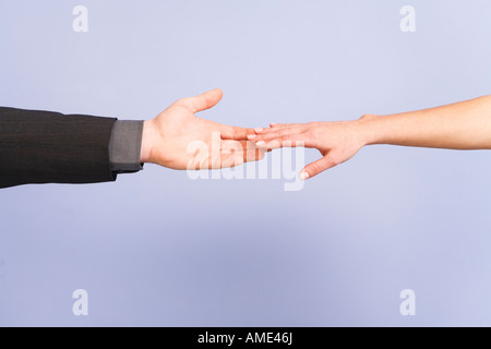 Chiudere fino alle mani di un uomo e di una donna di toccare. Foto Stock