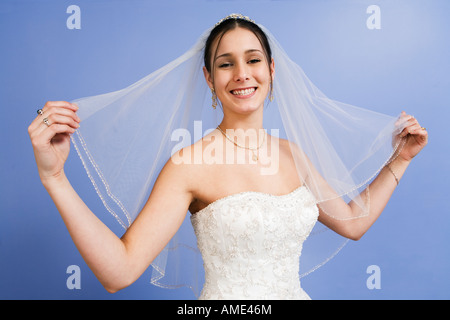 Ritratto di giovane donna che indossa abito da sposa. Foto Stock