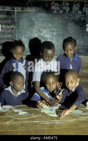 I bambini della scuola elementare di fare un esperimento Foto Stock
