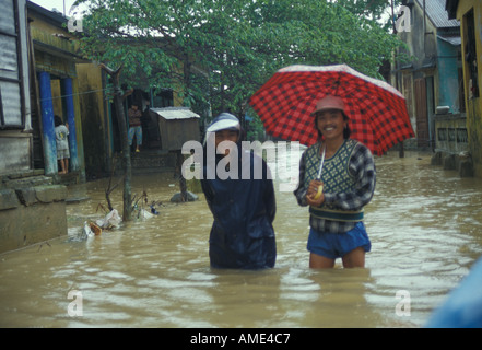 Due uomini sorridenti in una strada a Hoi An durante la stagione monsonica in Vietnam Foto Stock