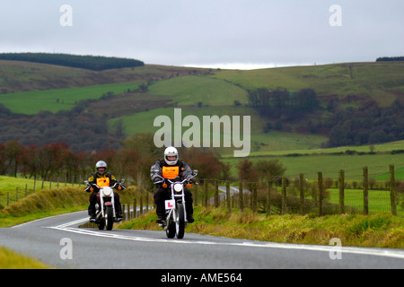 Allievo pilota sotto istruzione su una Harley Davidson riders corso in Welsh campagna vicino a Builth Wells Powys Mid Wales UK Foto Stock