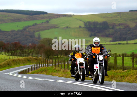 Allievo pilota sotto istruzione su una Harley Davidson riders corso vicino a Builth Wells Powys Wales UK GB Foto Stock