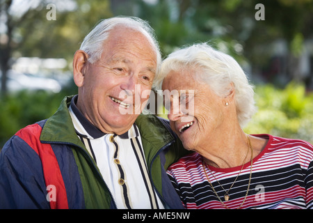 Coppia senior in un parco. Foto Stock