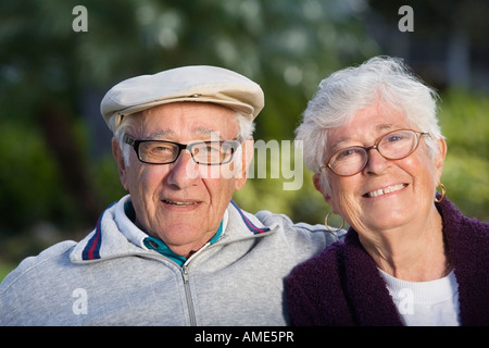 Ritratto di una coppia senior in un parco. Foto Stock