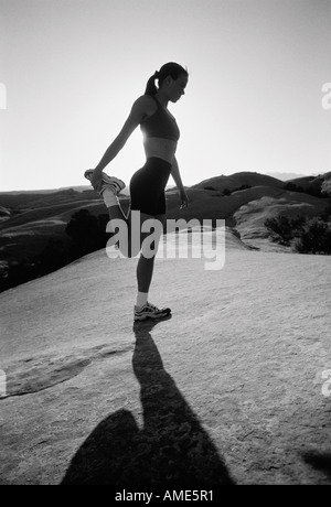 La donna lo stiramento all'aperto Foto Stock