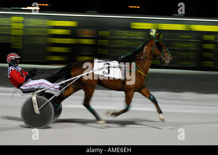 Cablaggio racing pacer passato velocizzando il traguardo precedendo il pacco in una notte d'inverno Ontario Foto Stock