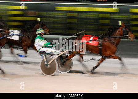Il numero uno del corridore del cavo si rompe lontano al traguardo per vincere in una notte d'inverno Ontario Foto Stock