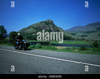 Vintage nero bici del motore con il lato auto in Irlanda Ring of Kerry, classic Raduno motociclistico, Foto Stock