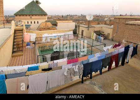 Biancheria stesa ad asciugare su un tetto a Marrakech, Marocco. Foto Stock