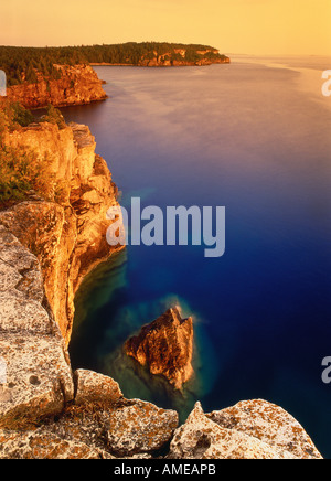 A metà strada Rock si affacciano al Sunrise Georgian Bay, Bruce Peninsula National Park, Ontario, Canada Foto Stock