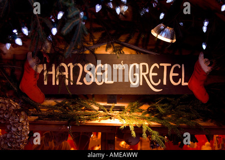 Vasca da bagno mercatino di Natale al di sotto della Abbazia di Bath. Uno stallo denominata "Hansel und Gretel' immagine da Jim Holden. Foto Stock