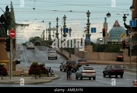 Il flusso di traffico su Troitskiy ponte che attraversa il fiume Neva a San Pietroburgo Russia Foto Stock