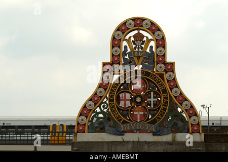 Londra Chatham e Dover Railway cresta su Blackfriars Bridge di Londra Foto Stock