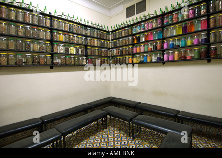 Bottiglie riempite con rimedi naturali per la vendita in un negozio nel souk nella medina di Marrakech in Marocco. Foto Stock