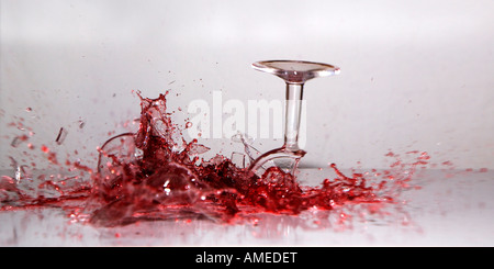 Rotto il vino rosso bicchiere Foto Stock