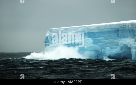 Interruzione di un iceberg in tempesta, Antartide, Weddellmeer Foto Stock