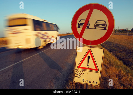 Velocizzando il bus e radar segno di avvertimento. Turchia Foto Stock