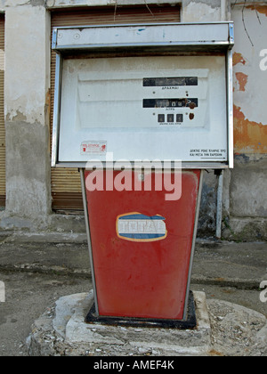 Stazione di riempimento vecchio rotto pompa benzina in Grecia Foto Stock
