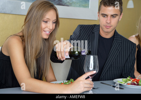 L'uomo colata di Vite rossa glas per una donna Foto Stock