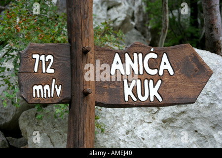 Segno dirigere i turisti a Anica kuk picco nel Parco Nazionale di Paklenica Croazia Foto Stock