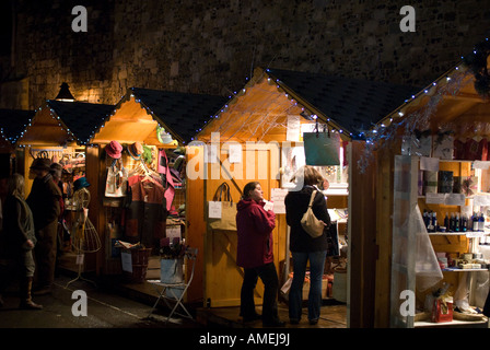 Il 2007 Mercatino di Natale a Winchester nella motivazione della Cattedrale è immensamente popolare con le molte centinaia di visitatori Foto Stock