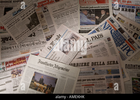 Quotidiani in più lingue Foto Stock