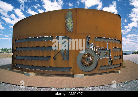 Signor 0383 Ferro scultura rappresenta il passato pionieristico, nel Nuovo Messico Farm e Ranch Heritage Museum, in Las Cruces, NM. Foto Stock