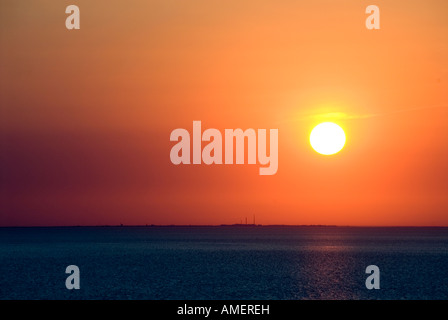 Tramonto a 54 gradi nord. Lo Jutland in Danimarca cielo arancione e un mare di un blu intenso Foto Stock