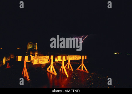 Strada chiusa e lampi di notte Foto Stock